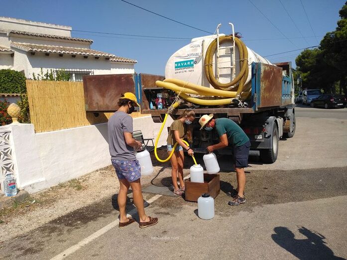 Amjasa instala una tubería de emergencia para poder inyectar agua de la desaladora en la red y recuperar el suministro