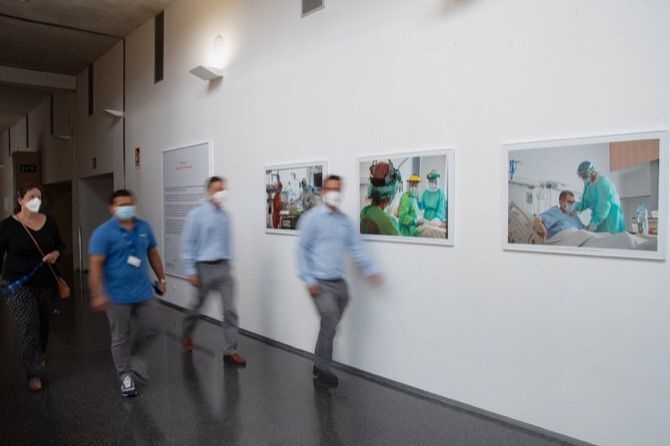 Una exposición fotográfica muestra el día más duro de la crisis del coronavirus en el Hospital