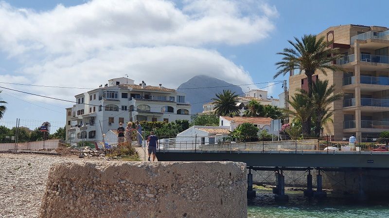 Fotodenuncia: Imprudencia de los visitantes al cruzar el puente de Triana