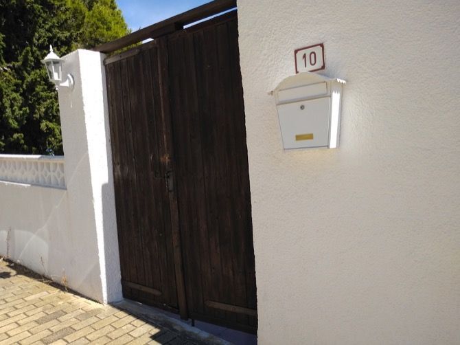 Una familia inglesa se queda sin vacaciones al entrar en su casa de Xàbia unos okupas