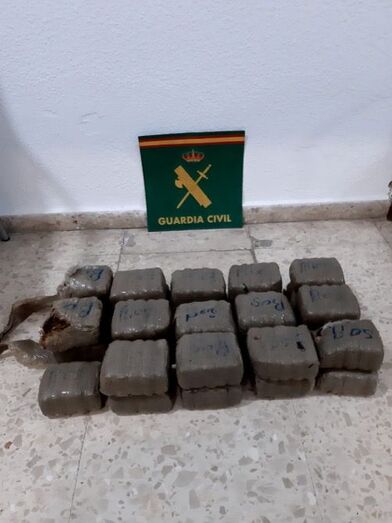 La Guardia Civil de Jávea extrae 17 kilos en fardos de droga aparecidos en la Sardinera