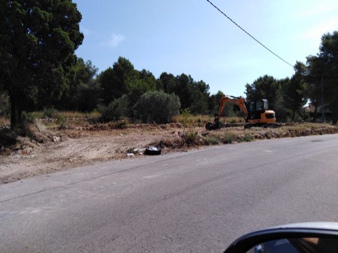 Comienza la limpieza de la gran parcela junto al Camí Vell de la Mar