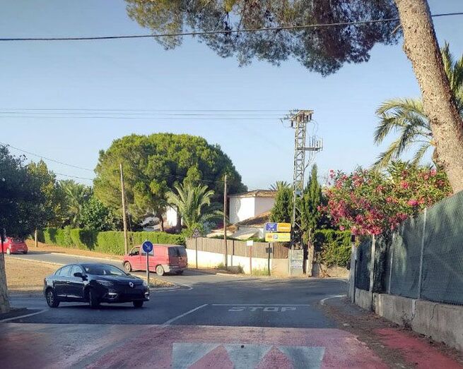 Fotodenuncia: Un cruce peligroso y un stop que no se ve