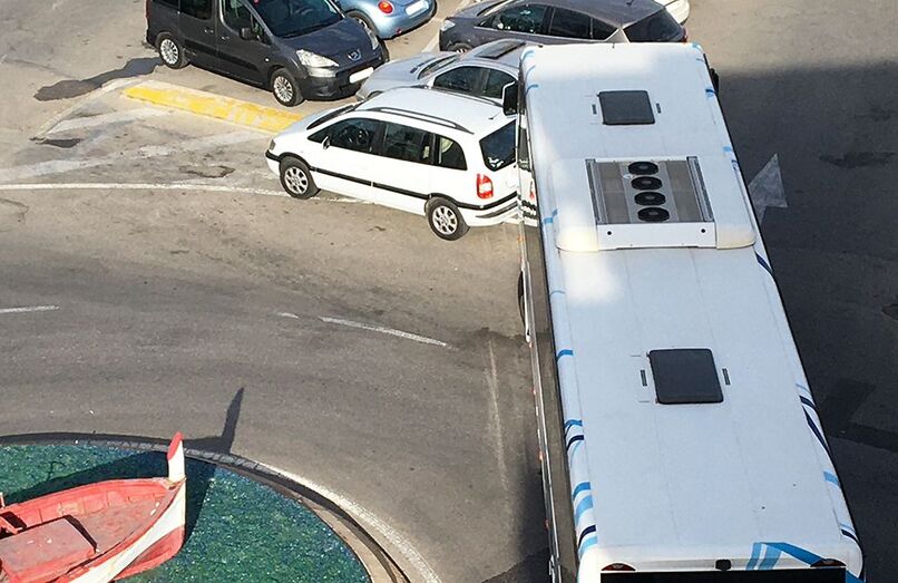 El autobús de línea se queda atravesado en una rotonda del Arenal al haber un coche mal aparcado