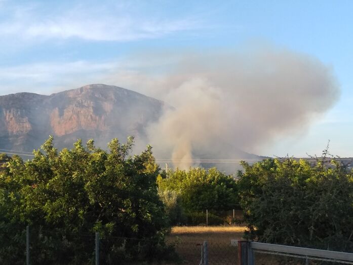El fuego hace saltar las alarmas en Xàbia con un incendio próximo a la carretera de Jesús Pobre