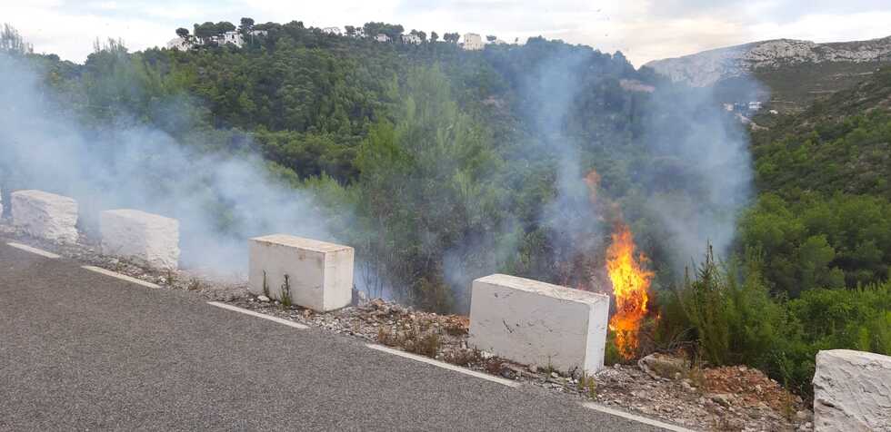 El fuego sorprende en Xàbia en el paraje de La Granadella