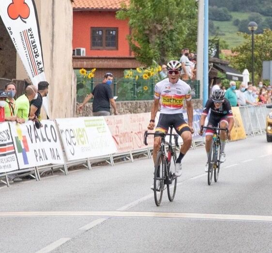Buenas sensaciones para Juan Ayuso en la vuelta a la competición, con tres victorias en el Besaya