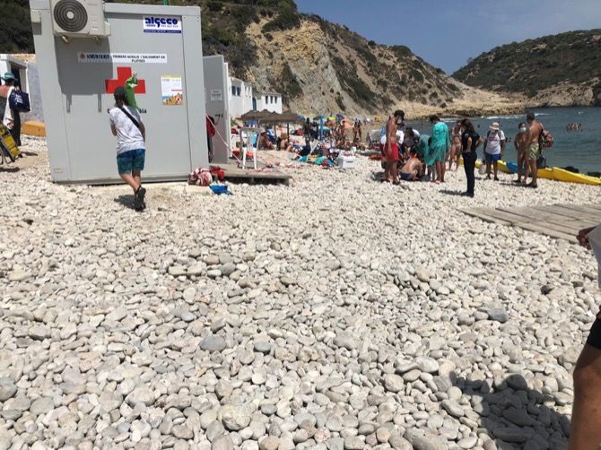 Los socorristas de la Cruz Roja de Xàbia del Portitxol rescatan a una mujer que se había quedado inconsciente en el agua