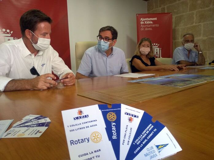 Xàbia repartirá 10.000 ceniceros de papel para tratar de reducir la presencia de colillas en las playas