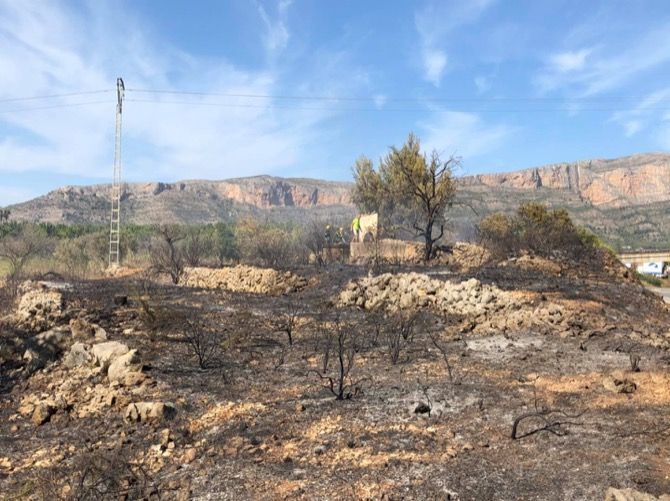 Los Bomberos trabajan en la extinción de un incendio en Gata