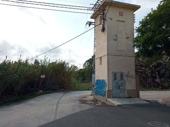 Primeros pasos para retirar la torre eléctrica de la calle Atenas