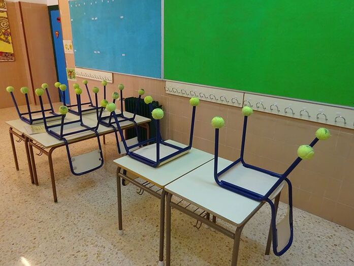 Un grupo de madres y padres de un colegio de Xàbia denuncia que se sienten discriminados por la distribución de grupos en el centro