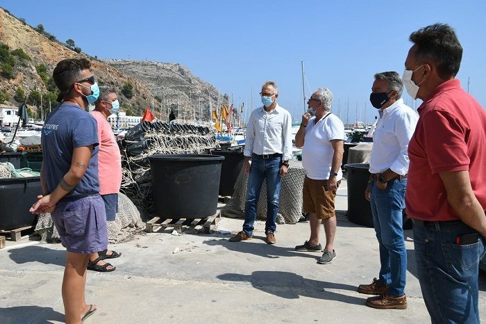 Los pescadores de Xàbia exponen al director general de Pesca la problemática que plantea la futura protección de la costa