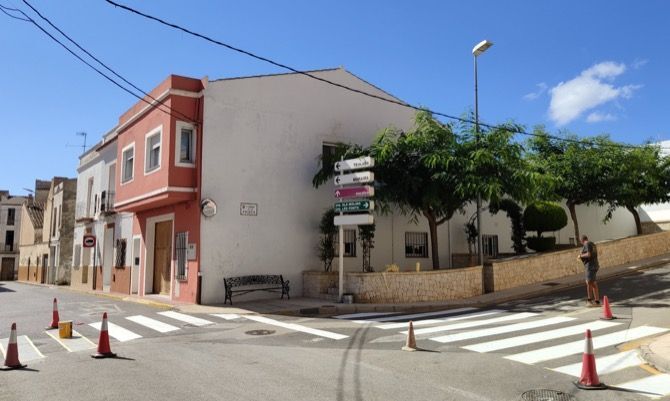 Benitatxell pone a punto su escuela para una vuelta al cole insólita