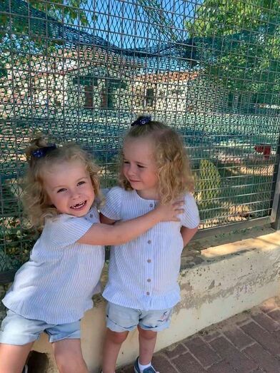 Primer día de colegio para las gemelas de Xàbia Valentina e Isabella