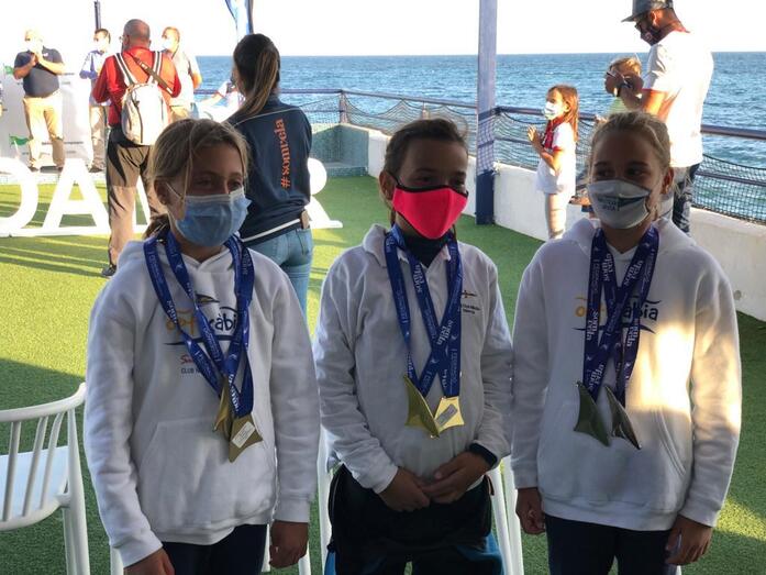 Las hermanas Elena y Begoña Pérez Manglano del Club Náutico de Jávea suben al podio en la primera regata de la temporada  de Optimist B