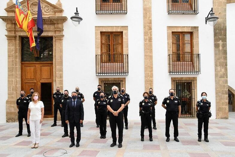 10 agentes de la Policía Local de Xàbia reciben los distintivos de antigüedad por su carrera policial