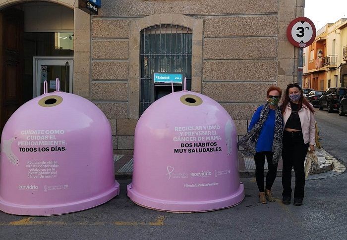 Ecovidrio instala en Gata de Gorgos los contenedores rosas para reunir fondos para la lucha contra el cáncer de mama