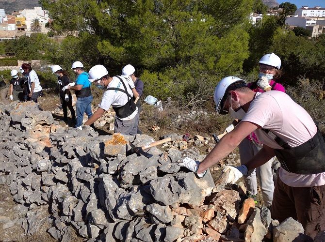 Un total de 30 jóvenes se inscriben en el taller para aprender la técnica de la pedra en sec