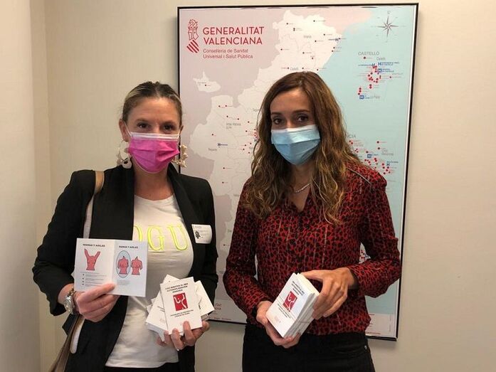 María Ferrer reparte unos folletos de divulgativos de Sanitat sobre el cáncer de mama a las farmacias de la comarca