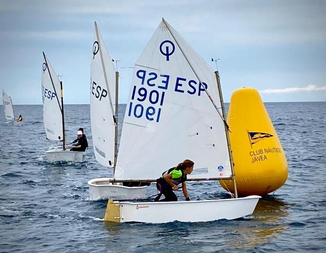 40 regatistas de optimist B participan en un control en Xàbia