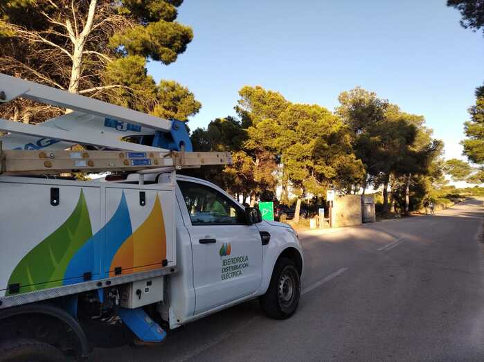 Dos personas a bordo de un parapente provocan un pequeño incendio en la zona de Les Planes tras chocar con el cable de la luz