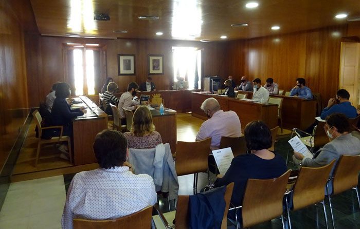 El pleno insta a redactar un informe sobre si es posible que los negocios del ocio nocturno de Xàbia trabajen en horario de cafetería