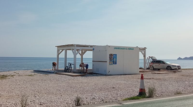 Los chiringuitos se retiran tras un verano atípico