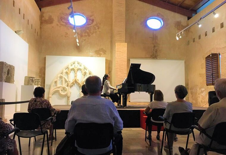 Marta Espinós llena de música el monasterio de Simat de la Valldigna