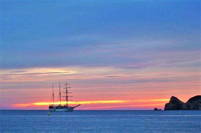 El velero Cervantes Saavedra amanece dibujando el horizonte de la bahía de Xàbia