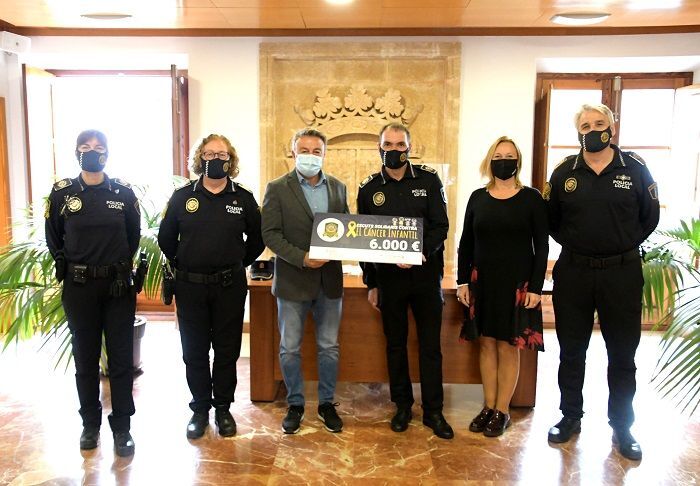 La campaña de los escudos solidarios de la Policía Local de Xàbia logra reunir 6.000 euros
