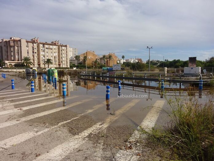 Una brigada limpia ahora los pluviales de la avenida de la Libertad de Xàbia