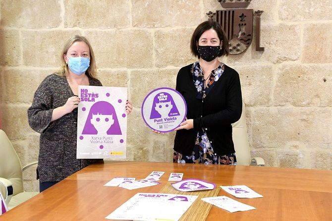 Xàbia convierte farmacias y oficinas de turismo en puntos violetas permanentes para atender y sensibilizar sobre la violencia de género