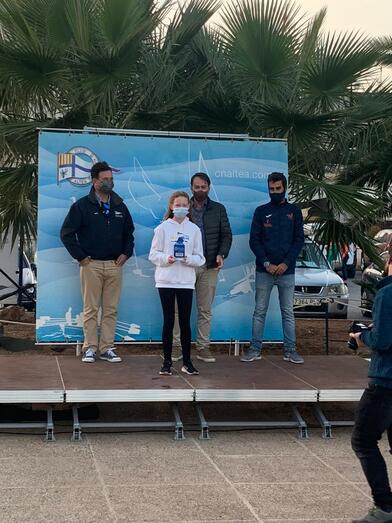 Lucy Crosbie logra la segunda posición en categoría femenina en la Copa Optimist de Altea