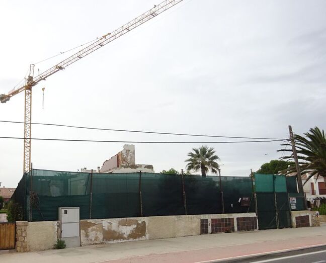 Urbanismo ordena la paralización de las obras de un chalet en la avenida Mediterráneo