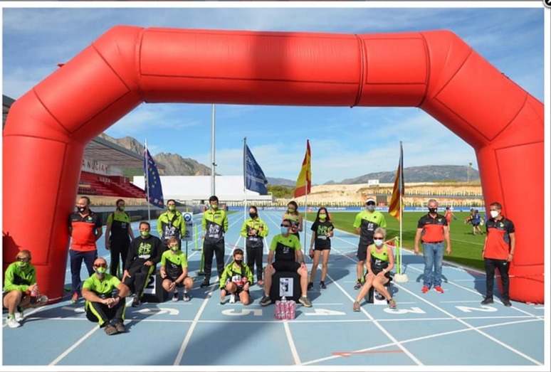El Club Atletismo Llebeig recibe el premio al club con más participantes en la segunda prueba del Cross de La Nucia