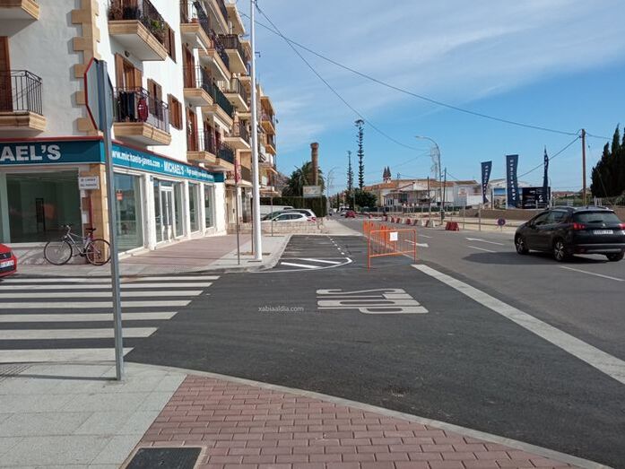 Fotonoticia: Servicios modifica el estacionamiento en el cruce de la calle Paradis y Juan Carlos I