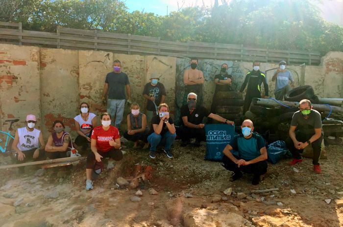 Ecologistas en Acción de La Marina recoge una ingente cantidad de residuos de la cala del Ministro