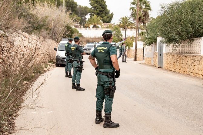 Espectacular golpe contra el cultivo indoor de marihuana con nueve detenidos en la Marina Alta