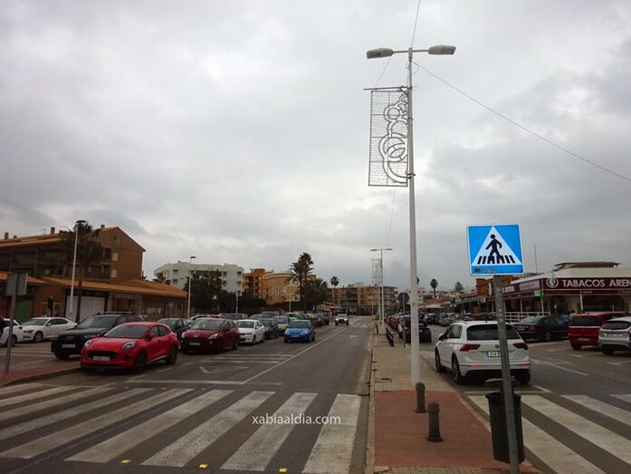 El alumbrado de navidad llega a la segunda línea del Arenal tras años de reclamaciones de los comerciantes