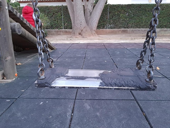 Vecinos de Xàbia inician una recogida de firmas para instar la mejora y limpieza de los parques infantiles