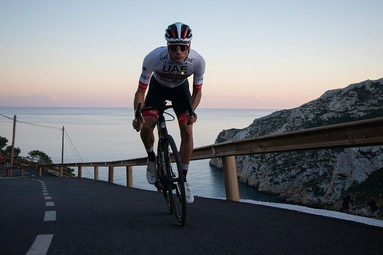 Juan Ayuso sube a la categoría continental del ciclismo