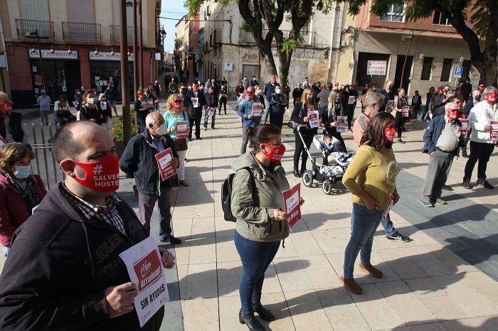 Los hosteleros de la Marina Alta se concentran en Dénia para reclamar al Gobierno apoyo al sector