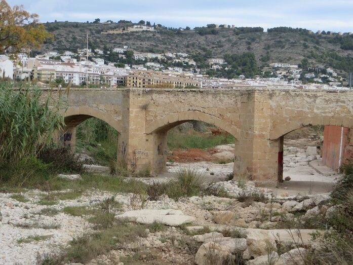 Marcas de cantería y grabados en el puente del Llavador de Xàbia