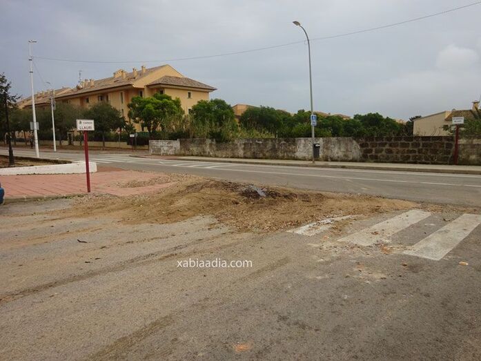 Intenso trabajo en Xàbia para retirar todos los escombros de la tromba de agua