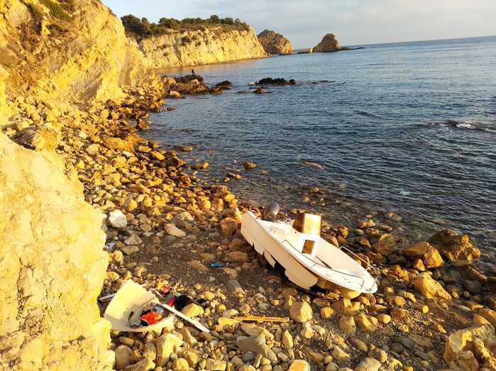 Una patera abandonada en Els Pallers de Xàbia