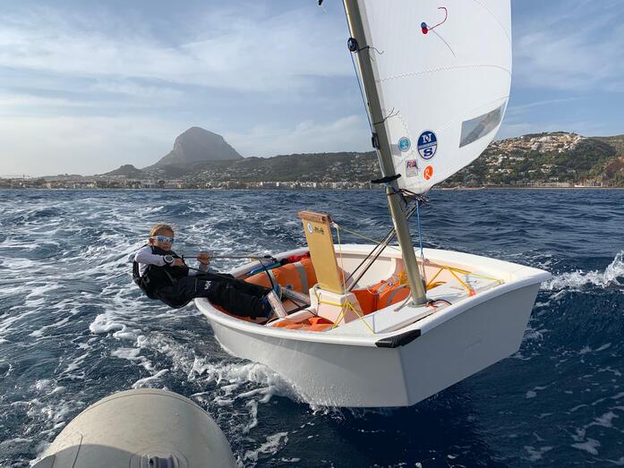 Vivi Alonso sube a lo alto del podio en la última prueba de Optimist B en Oliva