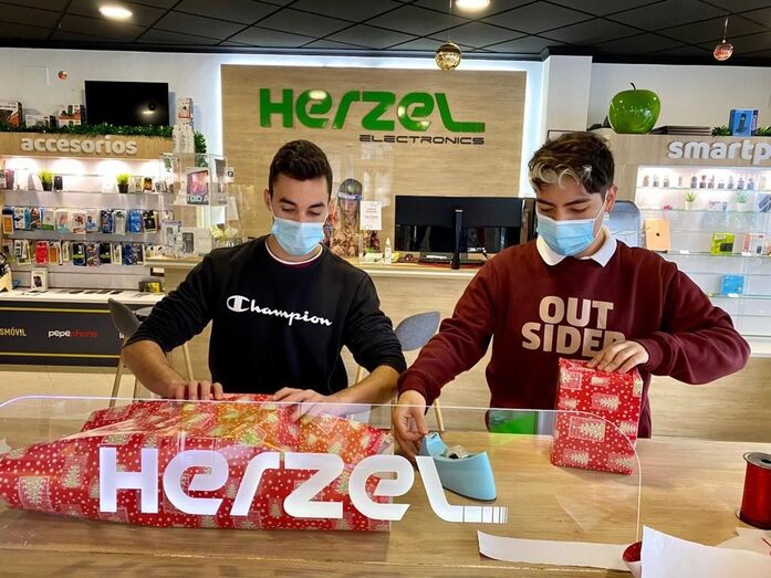 Los futuros auxiliares del comercio local, empaquetan los regalos de los vecinos de Xàbia