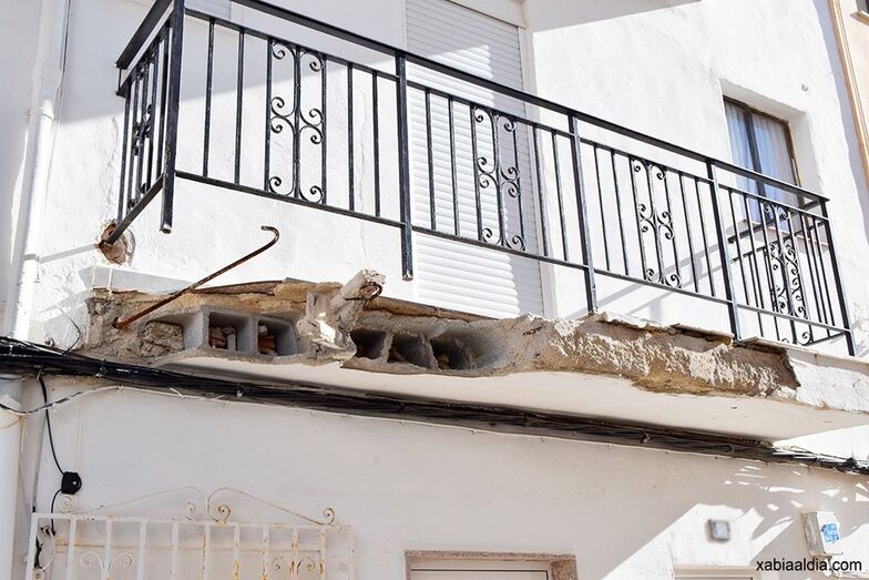Balcones a punto de ceder en Xàbia a causa del paso no permitido de camiones