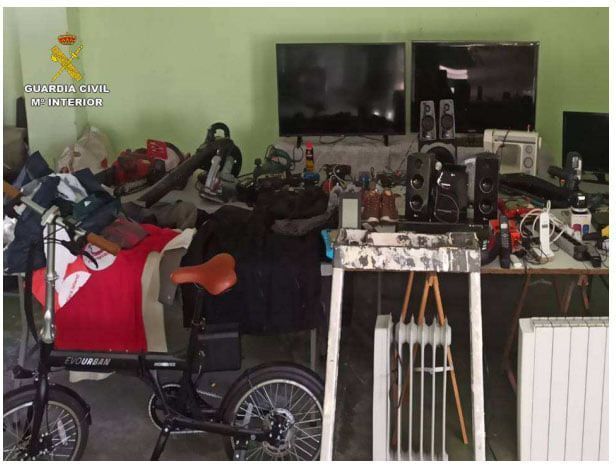 La Guardia Civil de Jávea detiene a dos personas que robaban en viviendas con sus propietarios dentro